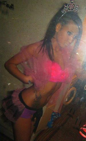 Mariana from Chigniklake, Alaska is looking for adult webcam chat