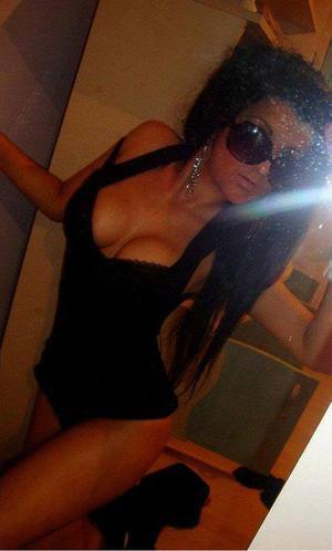 Elenore from Wolcott, Connecticut is looking for adult webcam chat