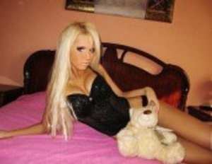 Liane from Indian Hills, Kentucky is looking for adult webcam chat