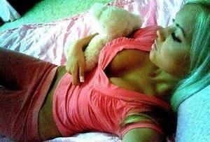 Shenna from Kapaa, Hawaii is looking for adult webcam chat